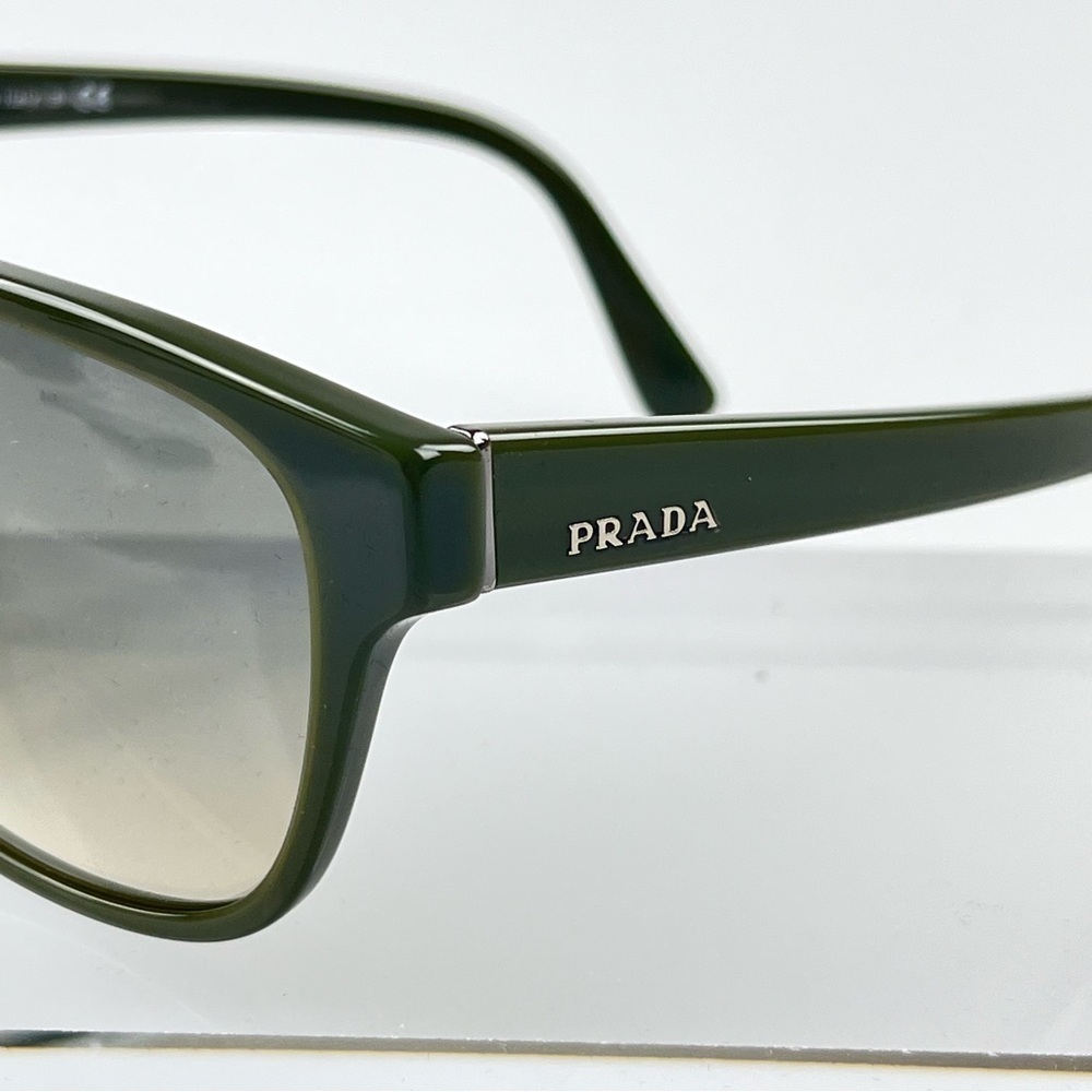 New Prada unisex green aviator style sunglasses with Prada logo (2382)